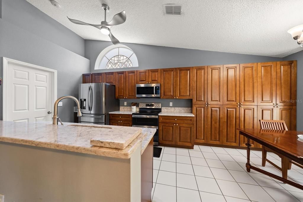 For Sale: $380,000 (2 beds, 2 baths, 1370 Square Feet)