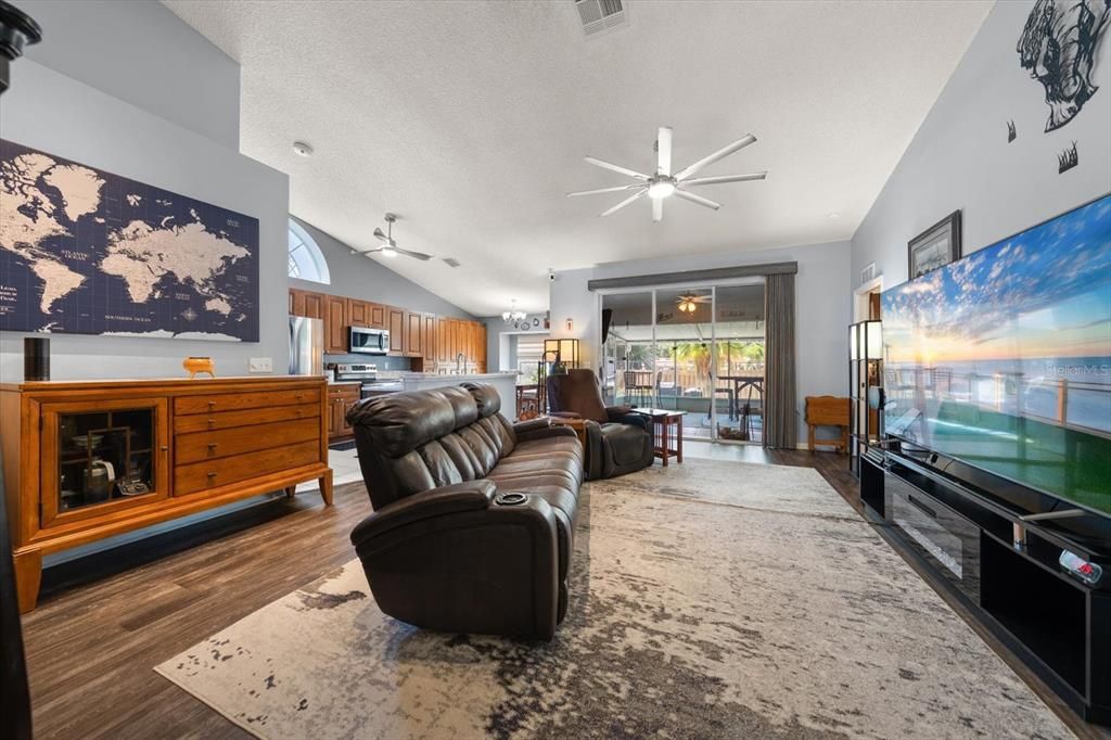 For Sale: $380,000 (2 beds, 2 baths, 1370 Square Feet)