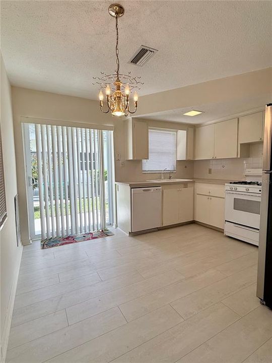 На продажу: $119,000 (2 спален, 1 ванн, 720 Квадратных фут)