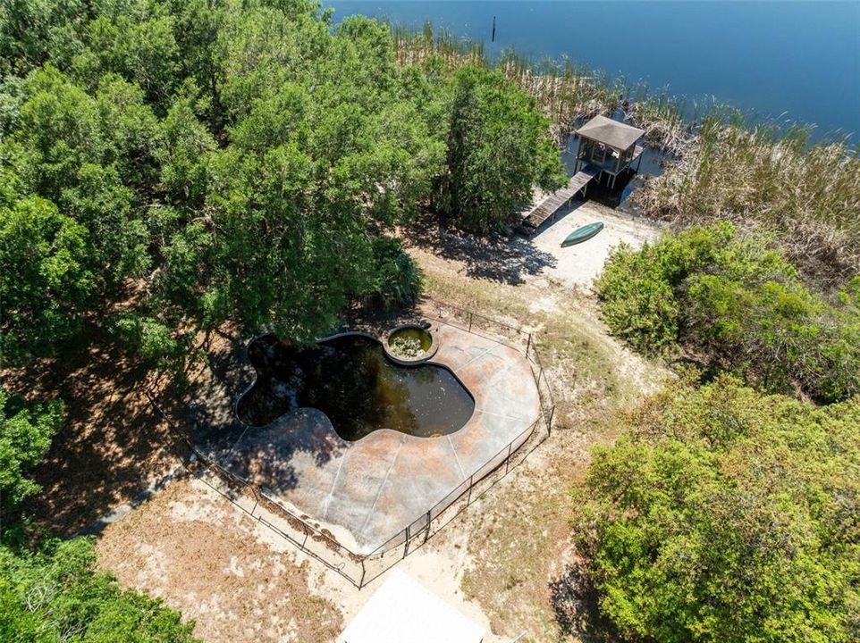 На продажу: $1,900,000 (9.30 acres)