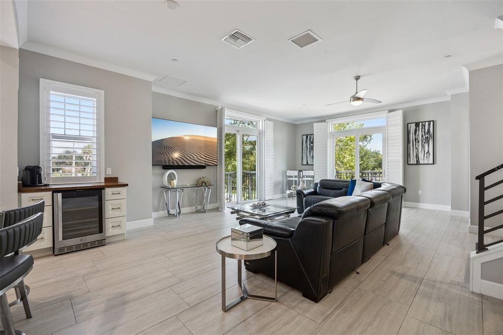 En Venta: $915,000 (3 camas, 3 baños, 2242 Pies cuadrados)