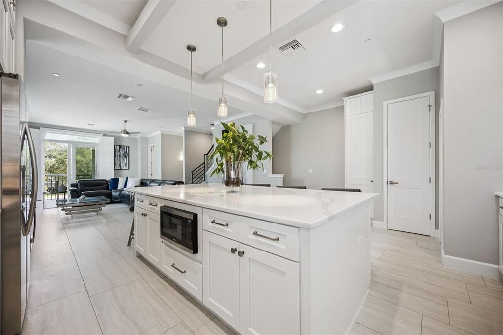 En Venta: $915,000 (3 camas, 3 baños, 2242 Pies cuadrados)