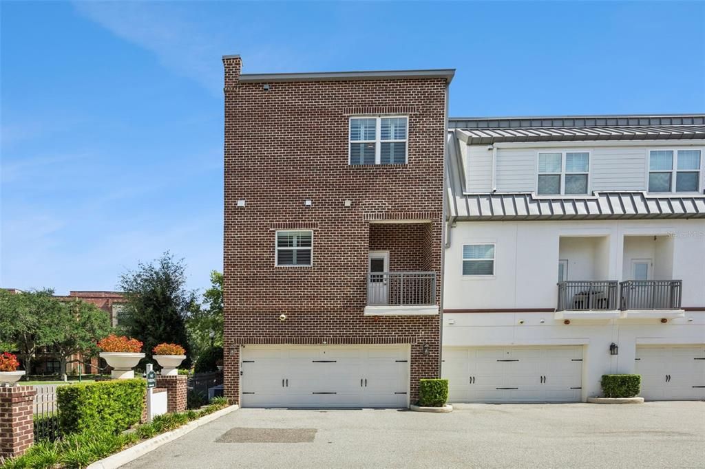 En Venta: $915,000 (3 camas, 3 baños, 2242 Pies cuadrados)