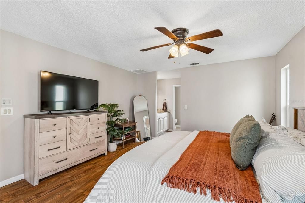 На продажу: $359,999 (2 спален, 2 ванн, 1426 Квадратных фут)
