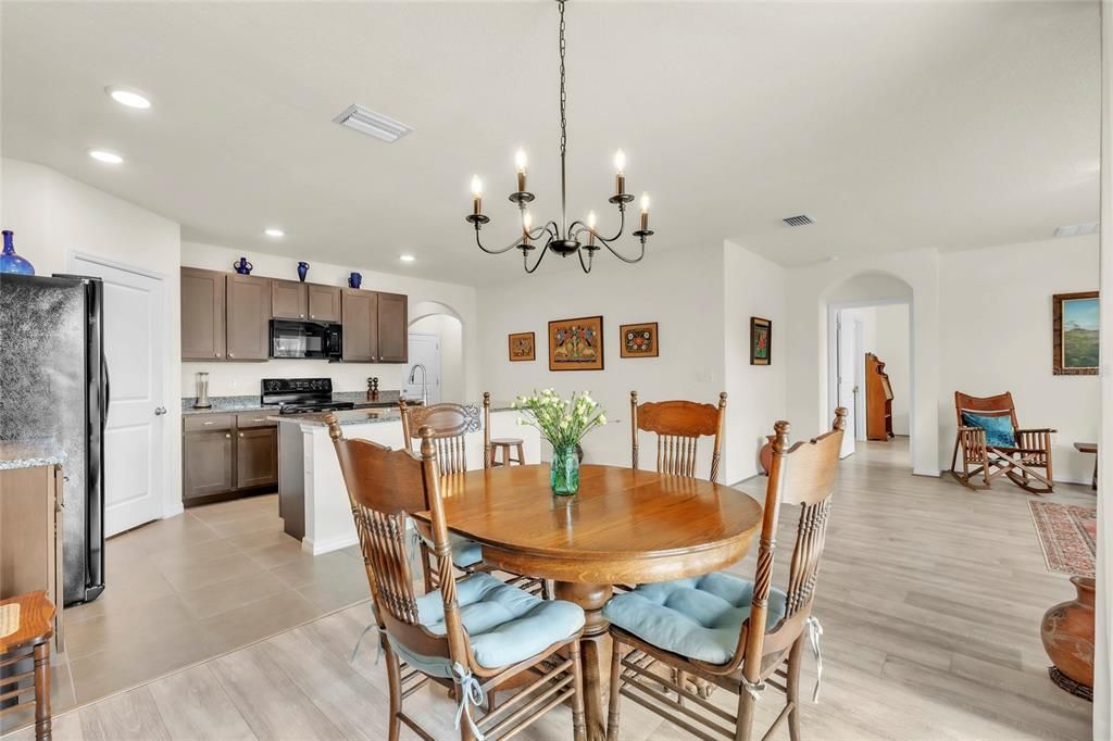 En Venta: $415,000 (4 camas, 2 baños, 1834 Pies cuadrados)