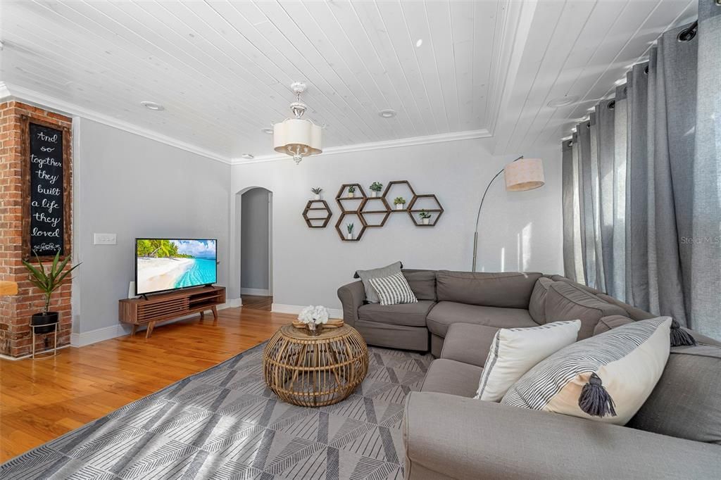 For Sale: $449,000 (3 beds, 2 baths, 1154 Square Feet)