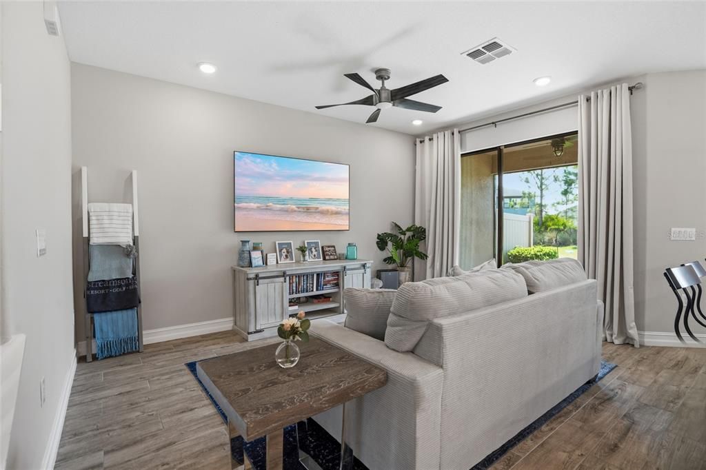 For Sale: $365,000 (3 beds, 2 baths, 1827 Square Feet)