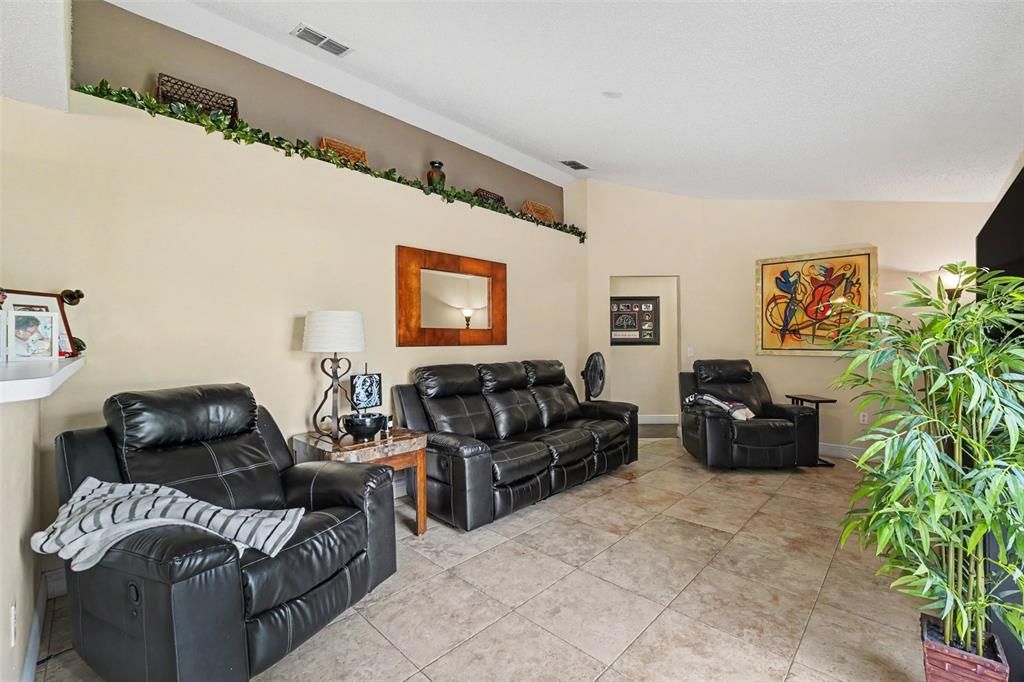 En Venta: $270,000 (4 camas, 2 baños, 1730 Pies cuadrados)