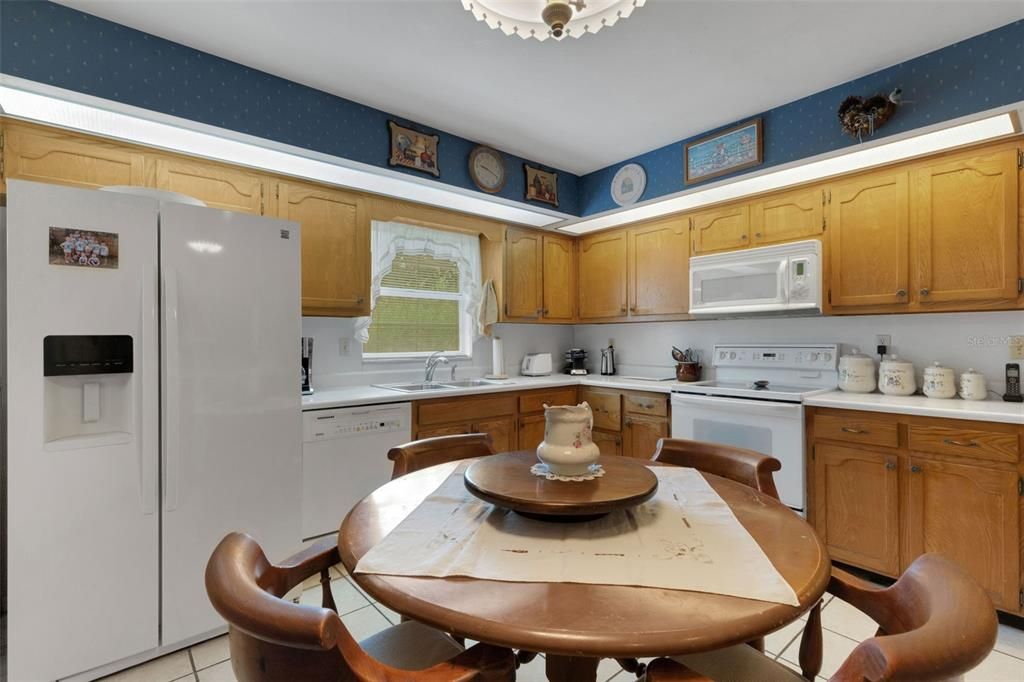 Под контрактом: $379,900 (4 спален, 2 ванн, 2008 Квадратных фут)