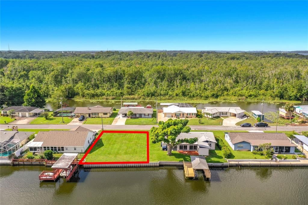 На продажу: $149,900 (0.14 acres)