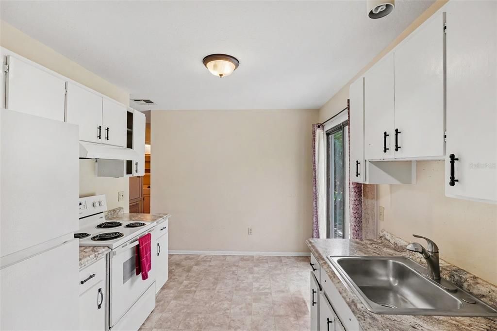 For Sale: $215,000 (3 beds, 1 baths, 912 Square Feet)