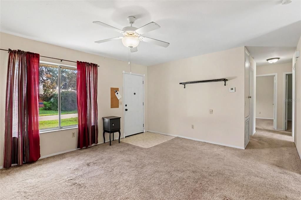 For Sale: $215,000 (3 beds, 1 baths, 912 Square Feet)