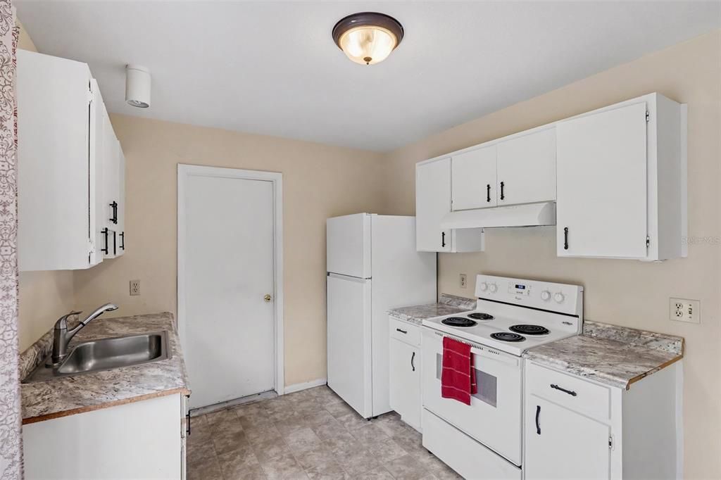 For Sale: $215,000 (3 beds, 1 baths, 912 Square Feet)