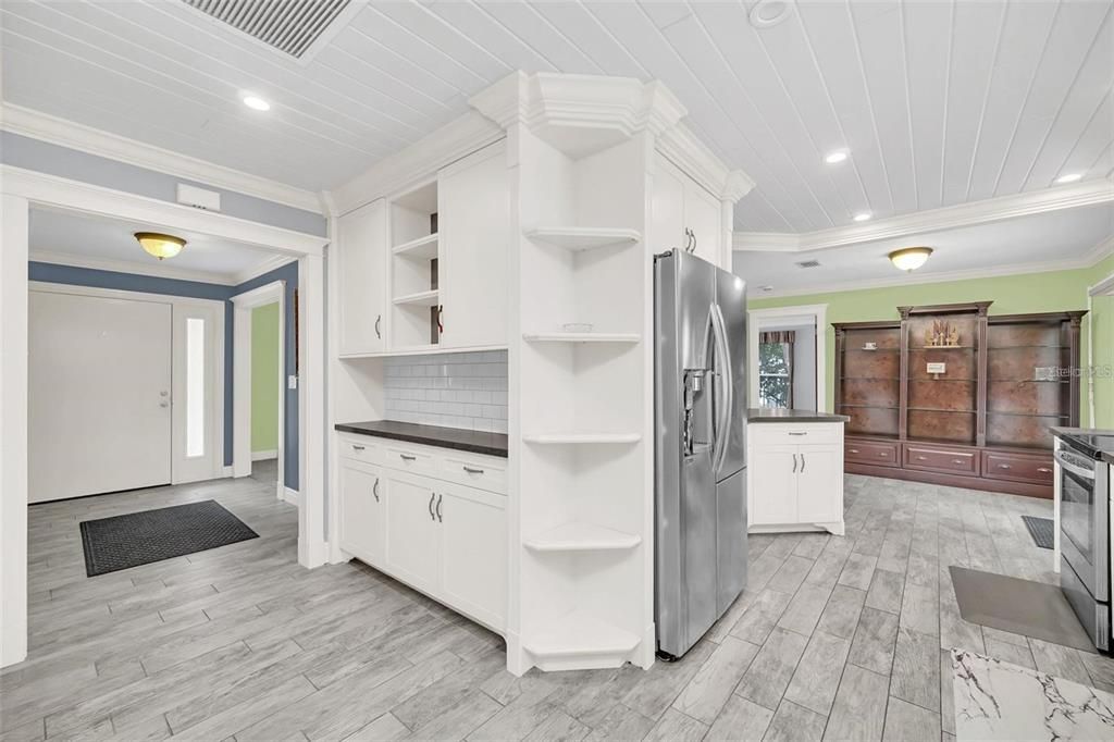 Active With Contract: $499,900 (3 beds, 2 baths, 2467 Square Feet)