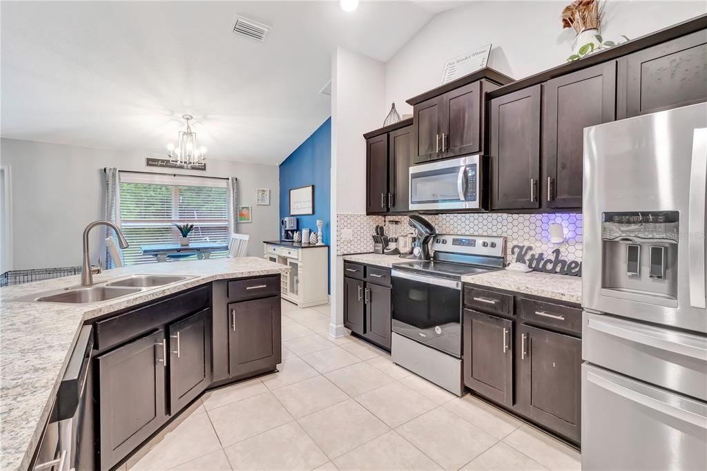 На продажу: $299,999 (4 спален, 2 ванн, 1782 Квадратных фут)
