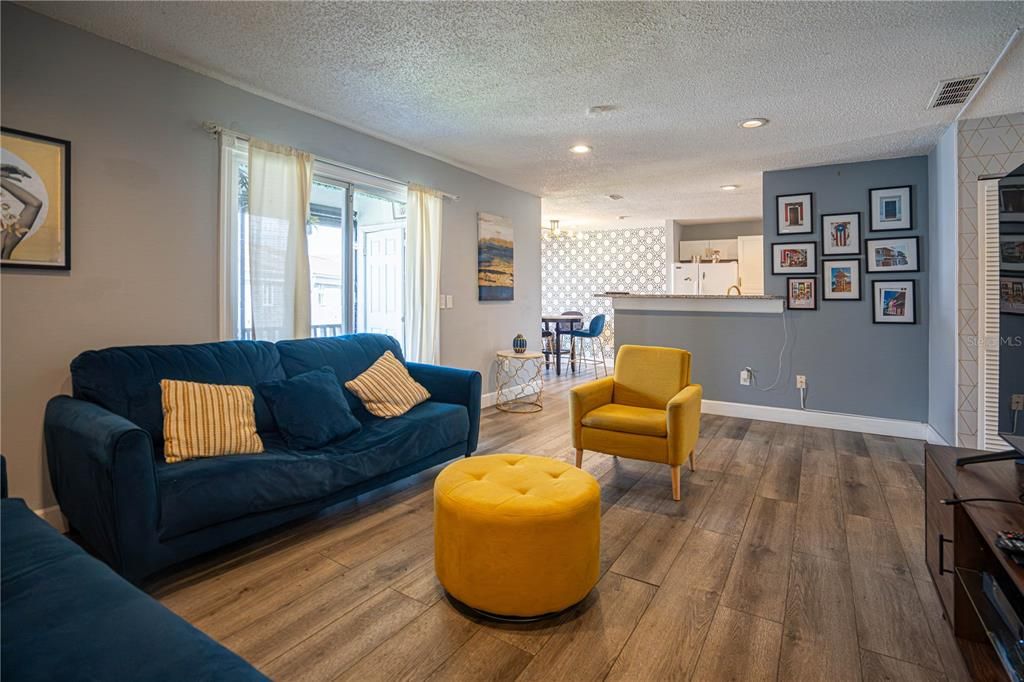 Active With Contract: $149,900 (2 beds, 2 baths, 1005 Square Feet)