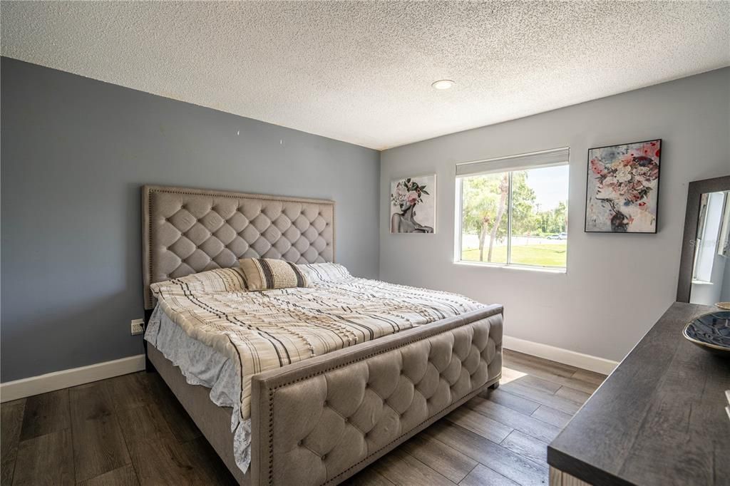 Active With Contract: $149,900 (2 beds, 2 baths, 1005 Square Feet)