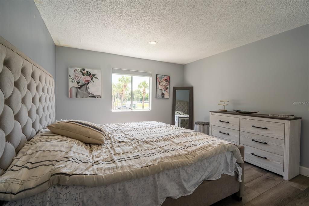 Active With Contract: $149,900 (2 beds, 2 baths, 1005 Square Feet)