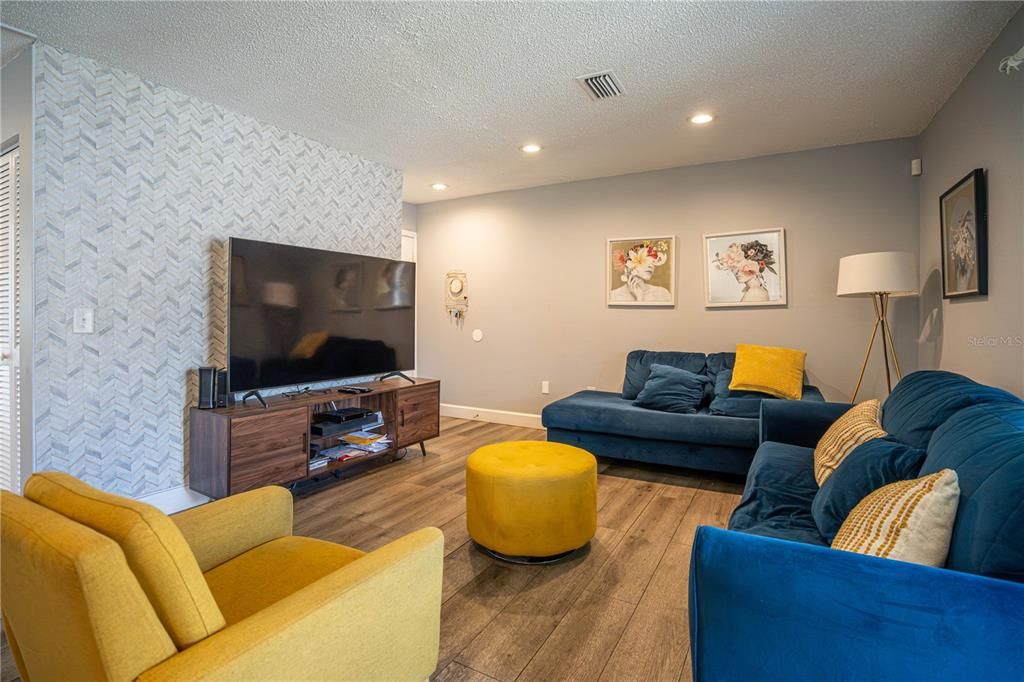 Active With Contract: $149,900 (2 beds, 2 baths, 1005 Square Feet)