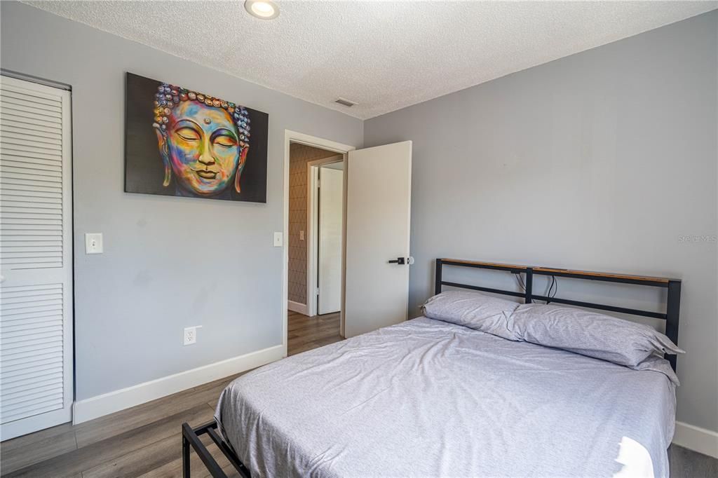 Active With Contract: $149,900 (2 beds, 2 baths, 1005 Square Feet)