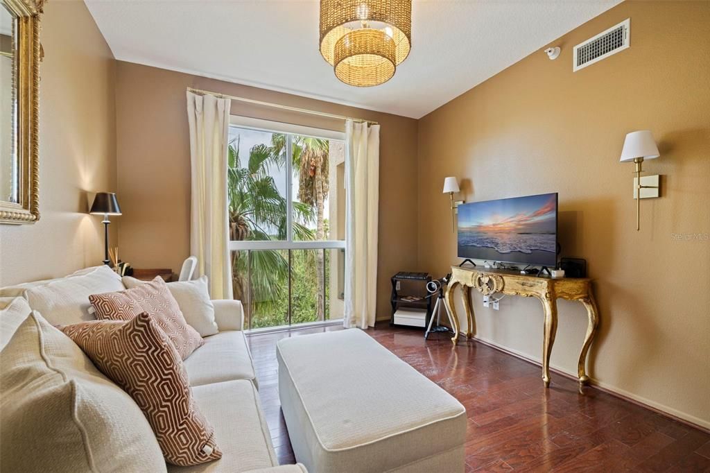 For Sale: $699,999 (2 beds, 2 baths, 1283 Square Feet)