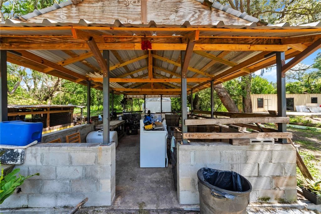 На продажу: $1,999,999 (3.85 acres)