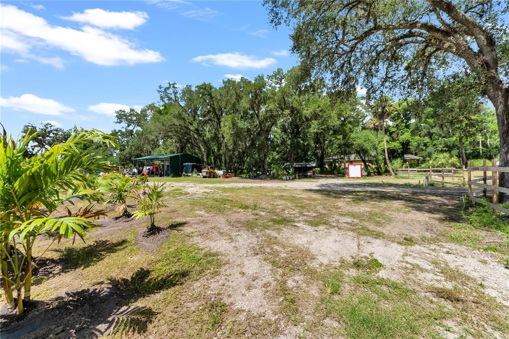 На продажу: $1,999,999 (3.85 acres)
