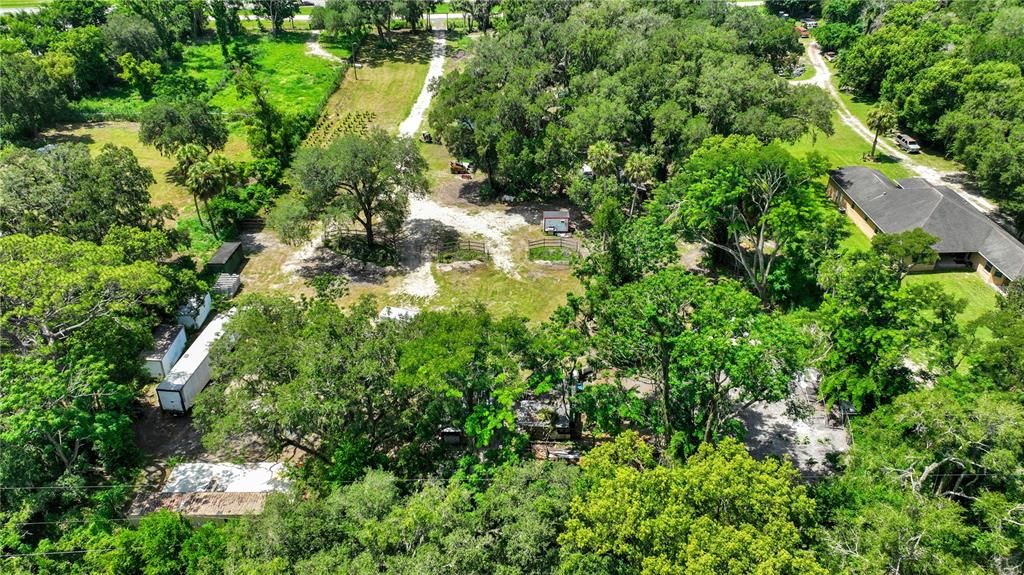 На продажу: $1,999,999 (3.85 acres)
