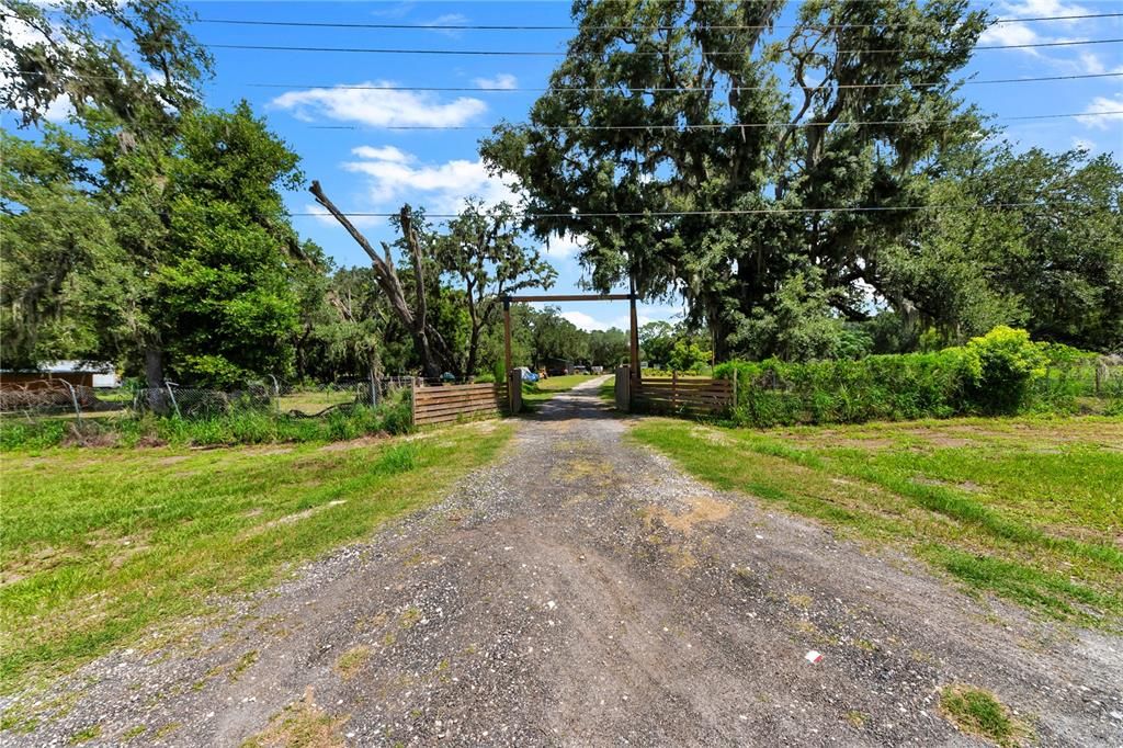 На продажу: $1,999,999 (3.85 acres)