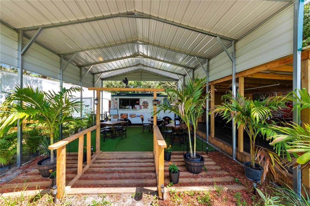 На продажу: $1,999,999 (3.85 acres)