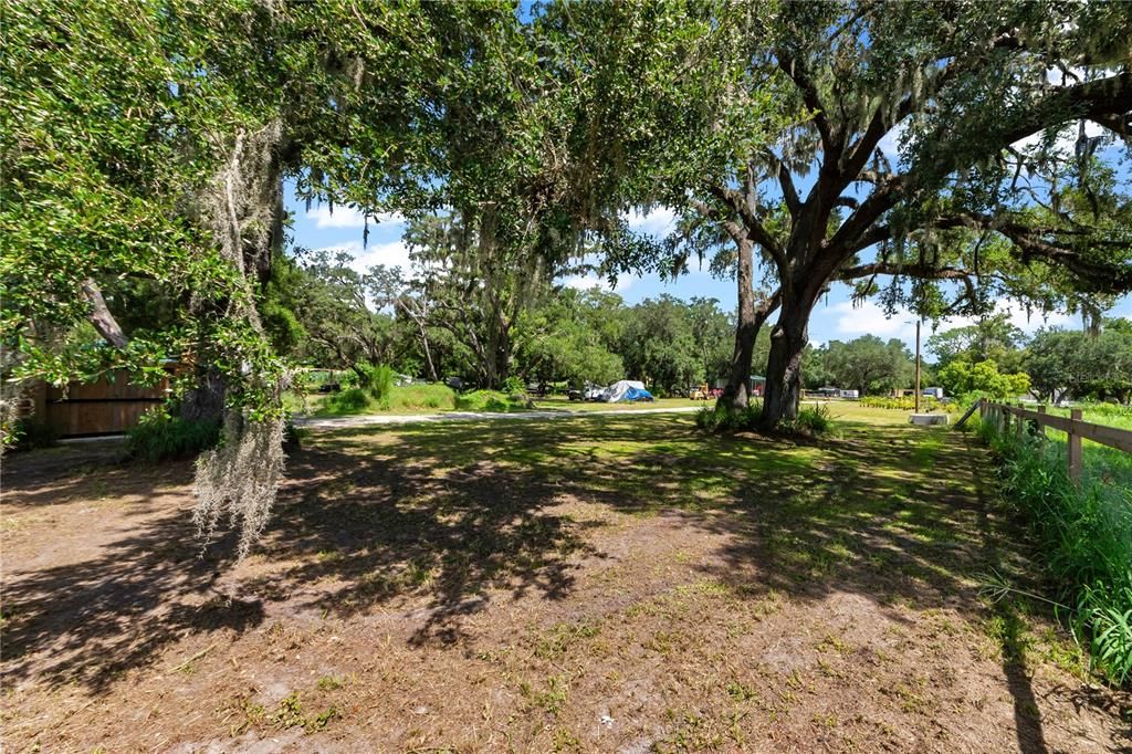 На продажу: $1,999,999 (3.85 acres)
