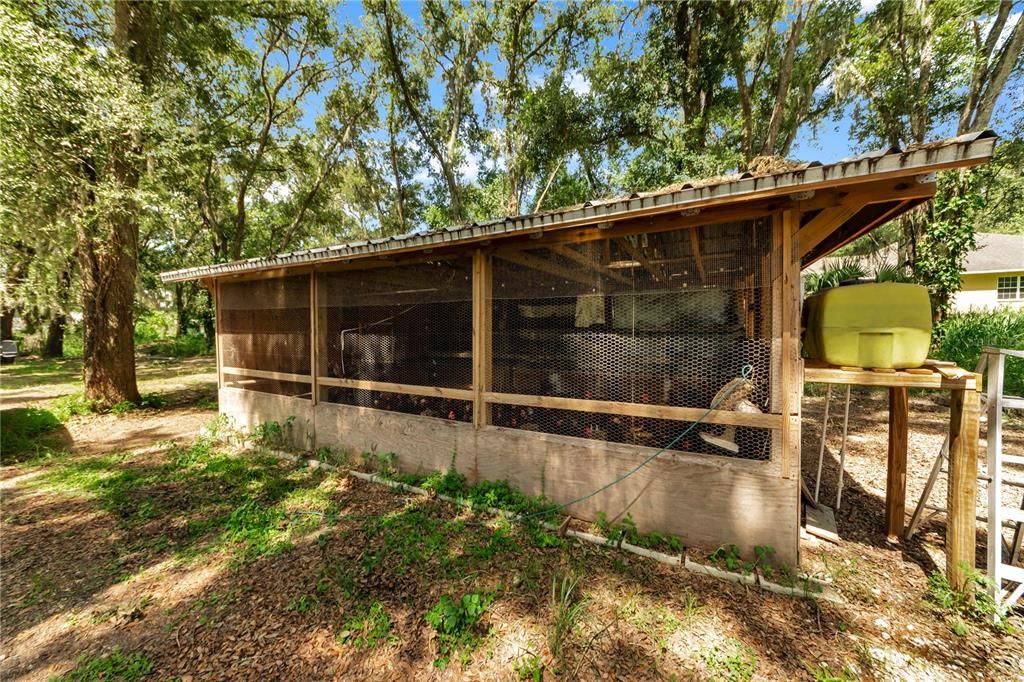 На продажу: $1,999,999 (3.85 acres)