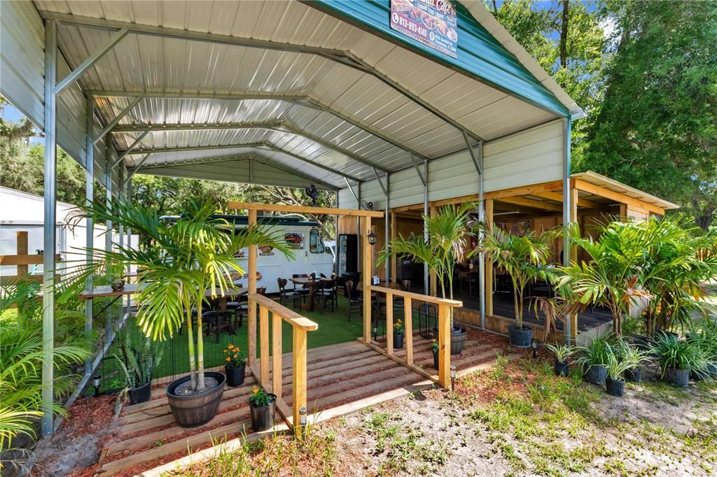 На продажу: $1,999,999 (3.85 acres)