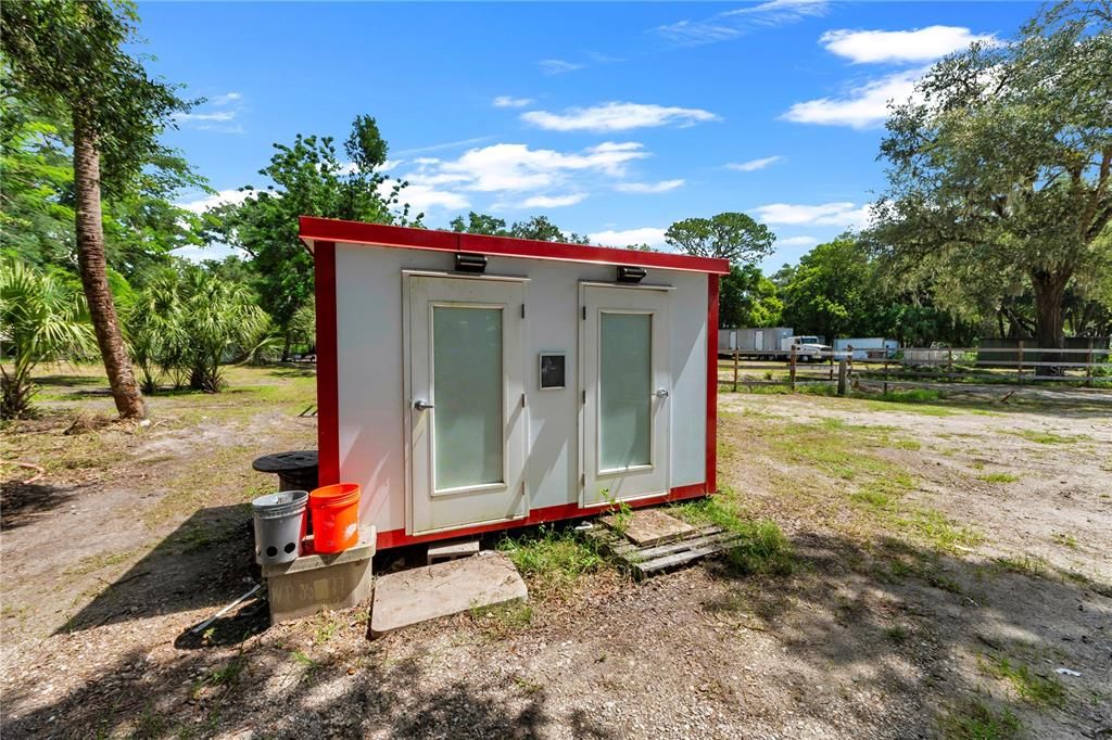 На продажу: $1,999,999 (3.85 acres)