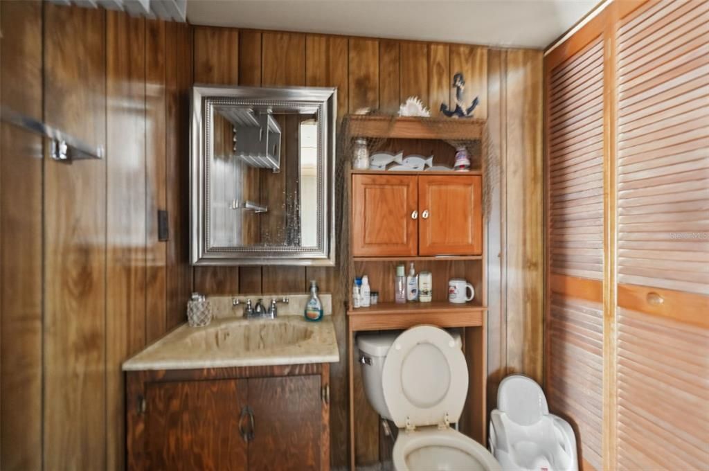 На продажу: $165,000 (2 спален, 1 ванн, 840 Квадратных фут)