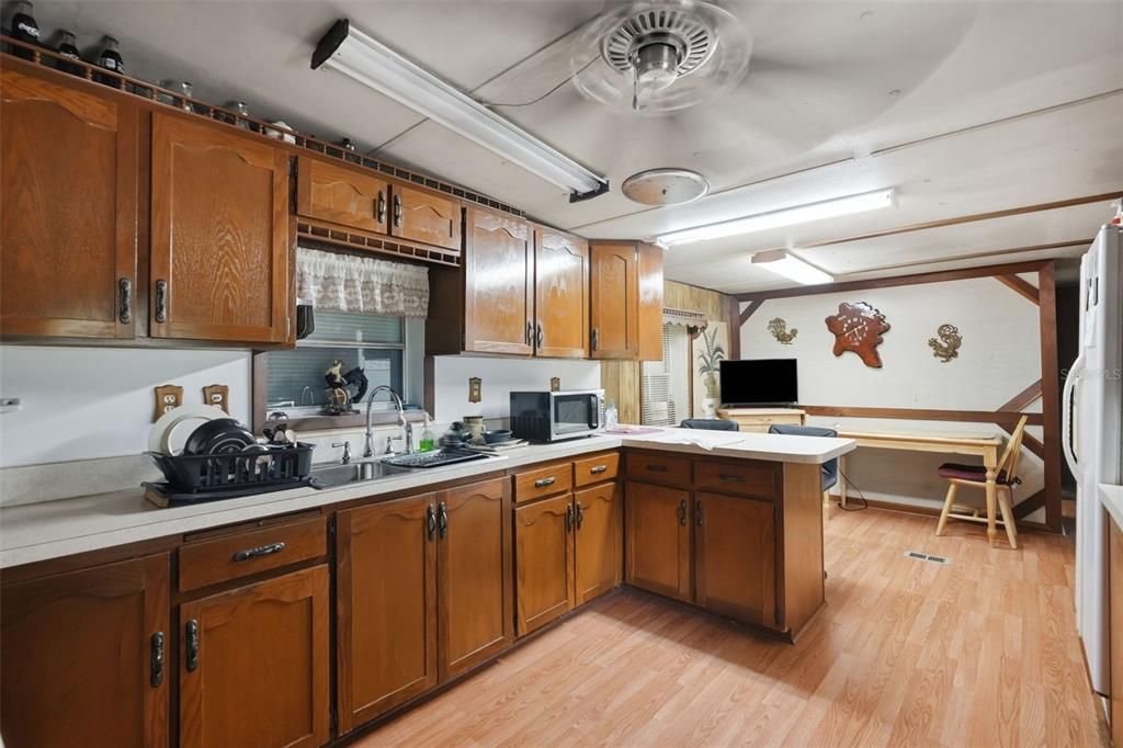 На продажу: $165,000 (2 спален, 1 ванн, 840 Квадратных фут)