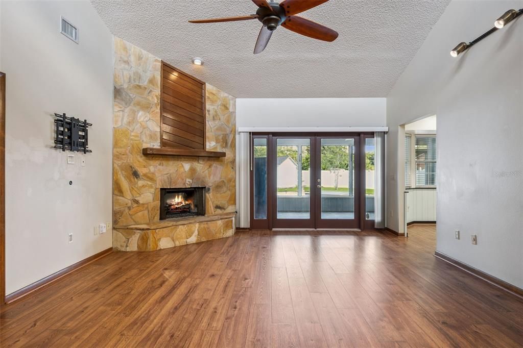 For Sale: $645,000 (4 beds, 2 baths, 2213 Square Feet)