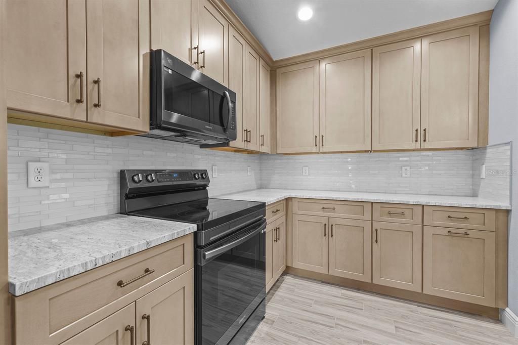 На продажу: $379,990 (3 спален, 2 ванн, 1700 Квадратных фут)