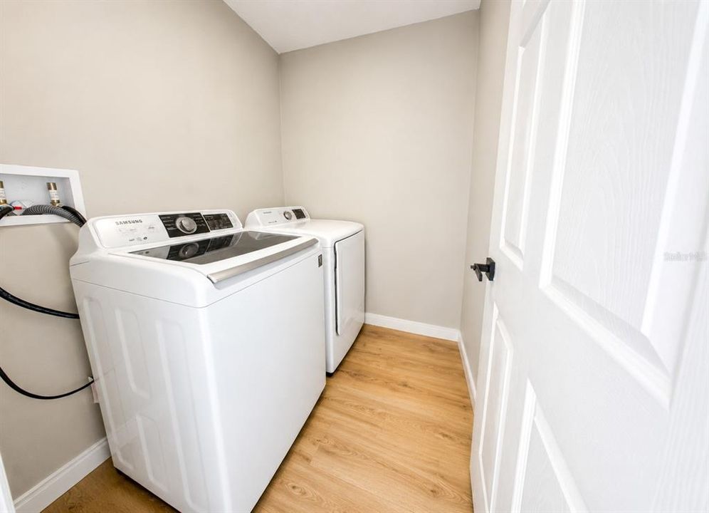 На продажу: $239,990 (2 спален, 2 ванн, 1240 Квадратных фут)