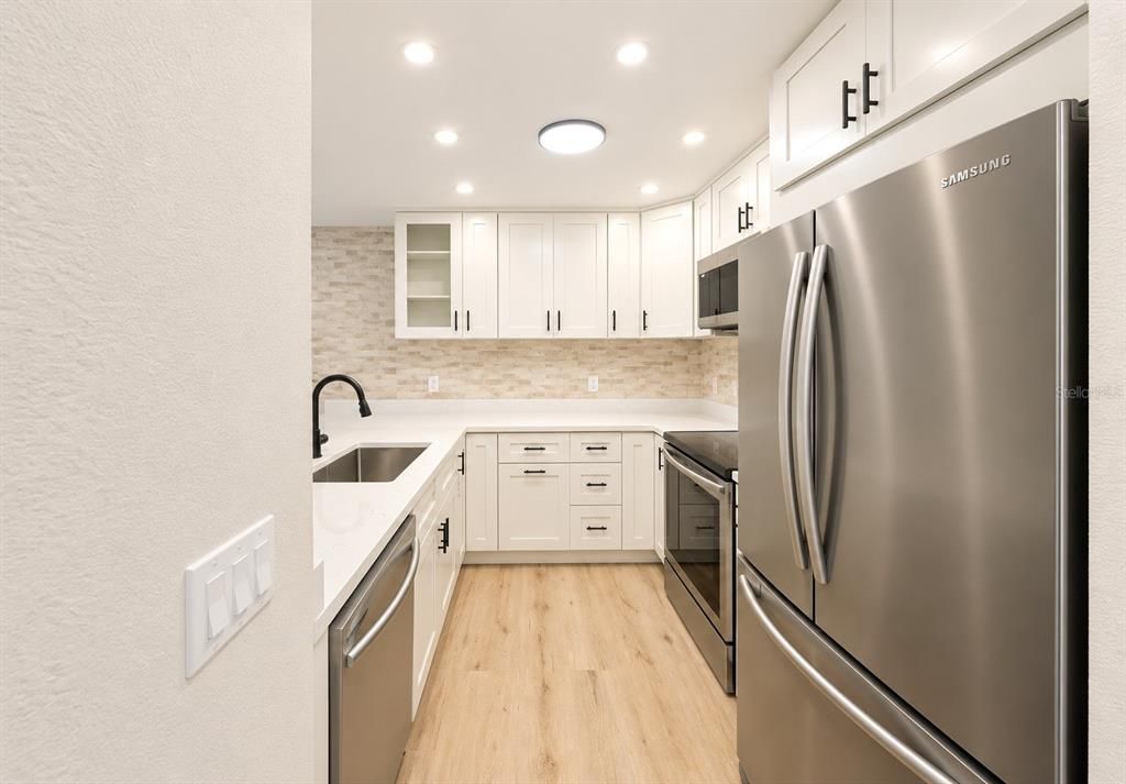 На продажу: $239,990 (2 спален, 2 ванн, 1240 Квадратных фут)