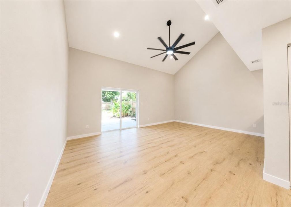 На продажу: $239,990 (2 спален, 2 ванн, 1240 Квадратных фут)