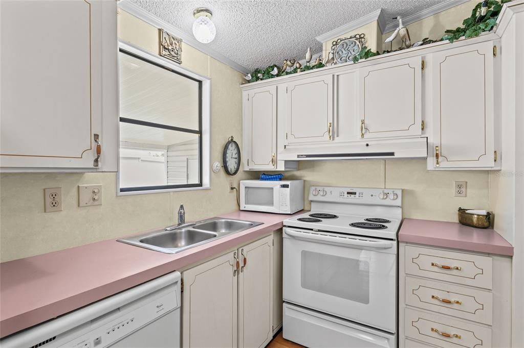 For Sale: $299,999 (2 beds, 2 baths, 1127 Square Feet)