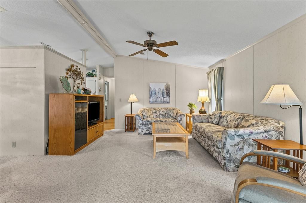 For Sale: $299,999 (2 beds, 2 baths, 1127 Square Feet)