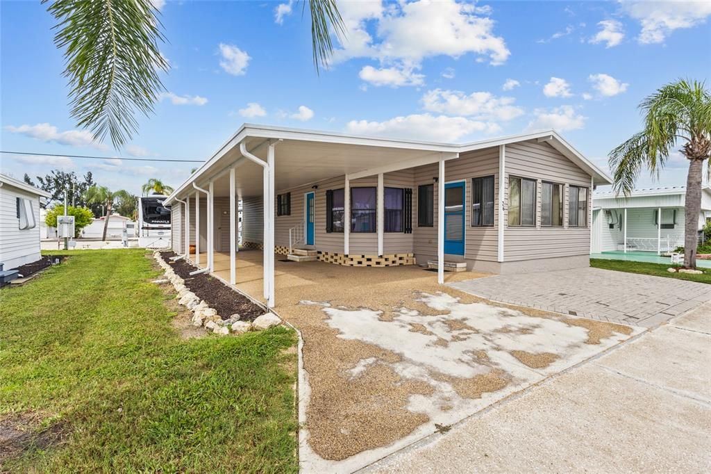 For Sale: $299,999 (2 beds, 2 baths, 1127 Square Feet)