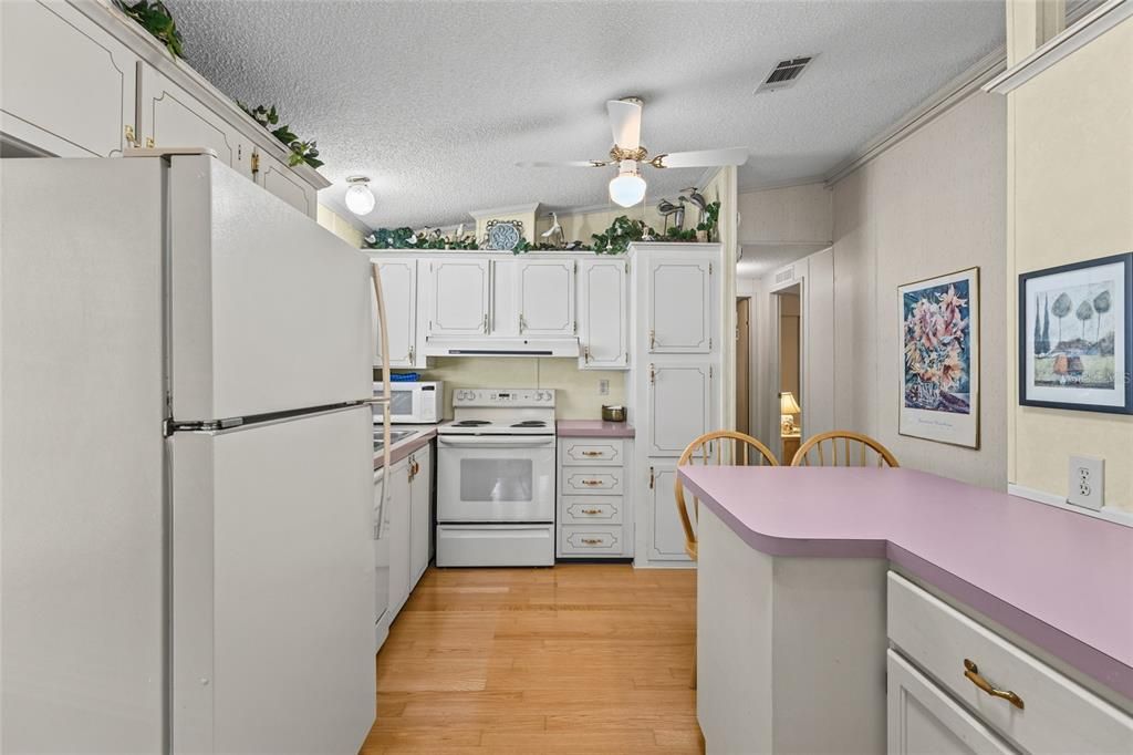 For Sale: $299,999 (2 beds, 2 baths, 1127 Square Feet)