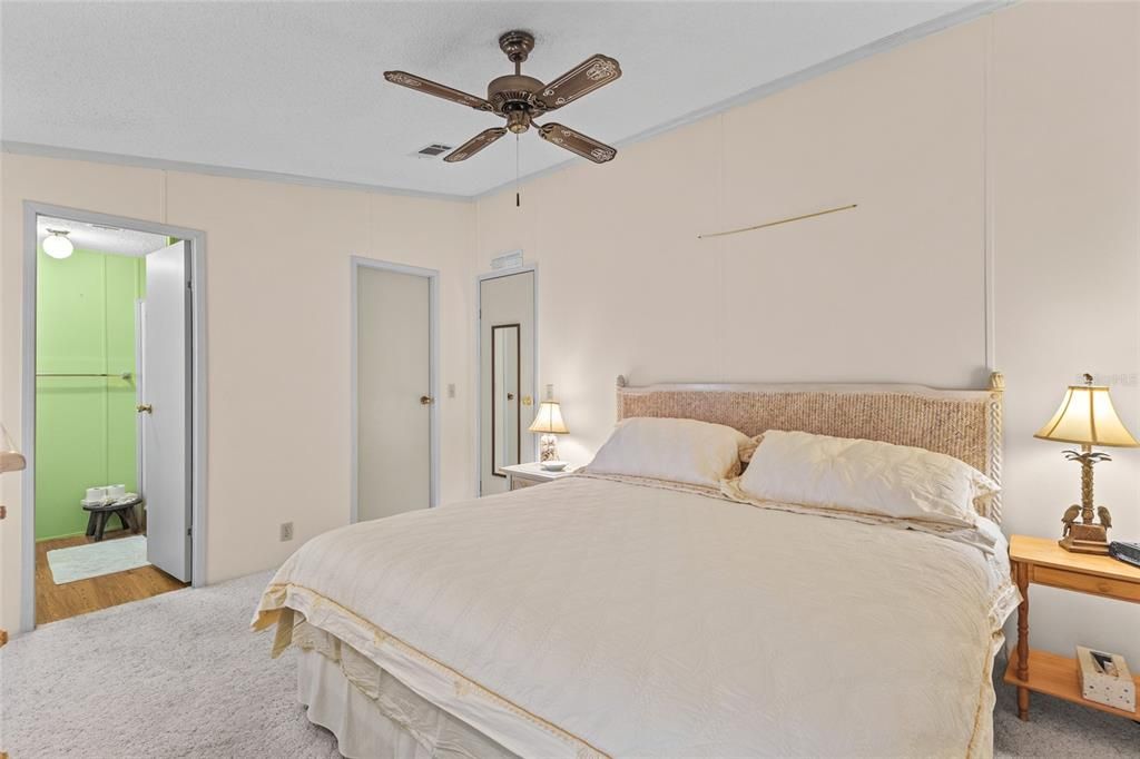 For Sale: $299,999 (2 beds, 2 baths, 1127 Square Feet)