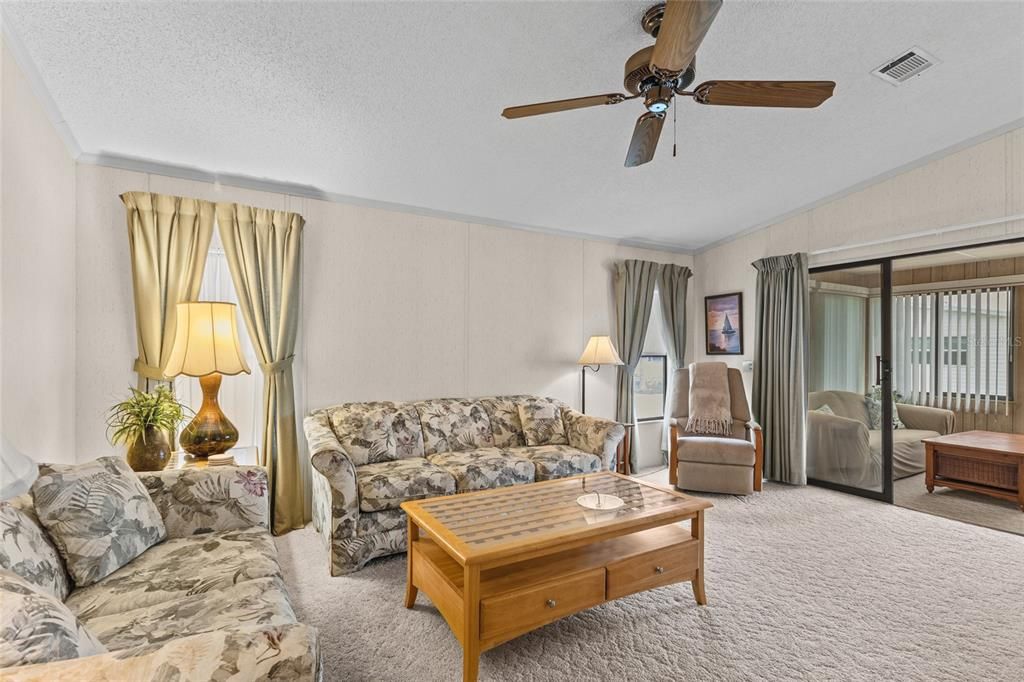 For Sale: $299,999 (2 beds, 2 baths, 1127 Square Feet)