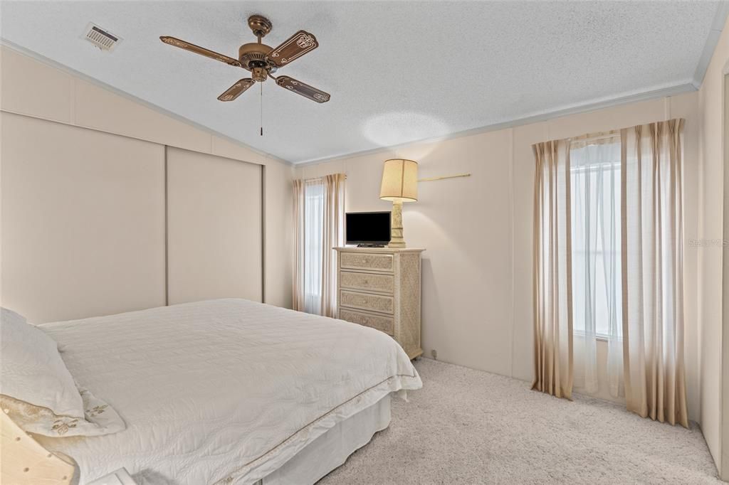For Sale: $299,999 (2 beds, 2 baths, 1127 Square Feet)