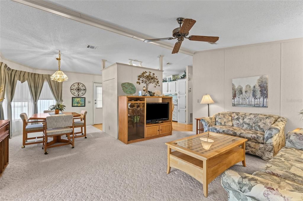 For Sale: $299,999 (2 beds, 2 baths, 1127 Square Feet)
