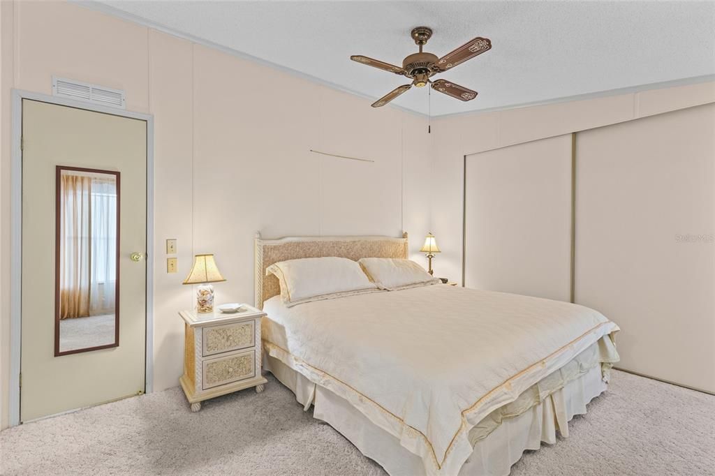 For Sale: $299,999 (2 beds, 2 baths, 1127 Square Feet)